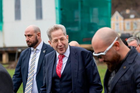 Der frühere Verfassungsschutzpräsident Hans-Georg Maaßen geht in Richtung des Ausflugsschiffs Godesia