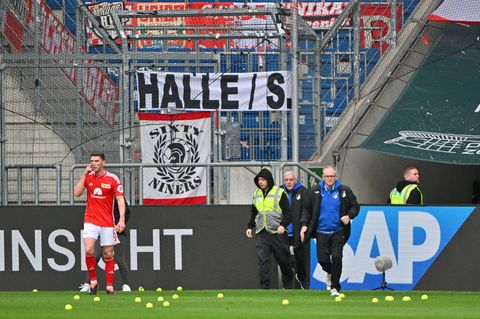 Wie hier beim Spiel TSG Hoffenheim gegen 1. FC Union Berlin flogen auch in andere Stadien Tennisbälle auf den Platz
