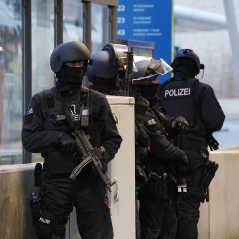 Polizisten mit Spezialausrüstung sind am Bahnhof von Wuppertal im Einsatz