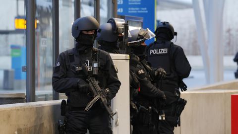 Polizisten mit Spezialausrüstung sind am Bahnhof von Wuppertal im Einsatz