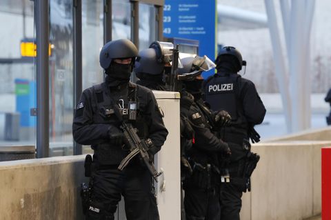 Polizisten mit Spezialausrüstung sind am Bahnhof von Wuppertal im Einsatz