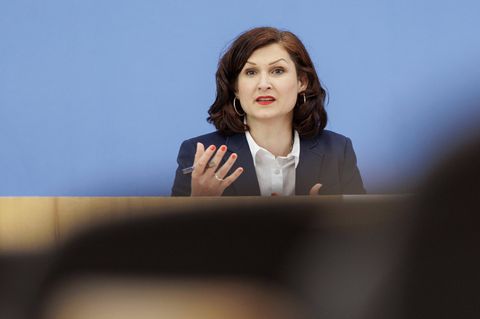 Die Antidiskriminierungsbeauftragte des Bundes, Ferda Ataman, kritisiert den Umgang mit den Hinterbliebenen von Hanau scharf