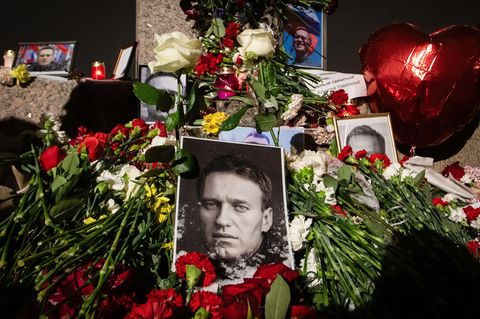 Eine spontane Gedenkveranstaltung zum Gedenken an den verstorbenen russischen Oppositionellen Alexej Nawalny in St. Petersburg