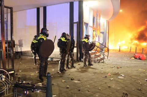 Kriminelle zündeten in Den Haag unter anderem Autos an, die Polizei war mit einem Großaufgebot im Einsatz