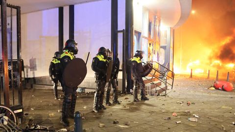 Kriminelle zündeten in Den Haag unter anderem Autos an, die Polizei war mit einem Großaufgebot im Einsatz