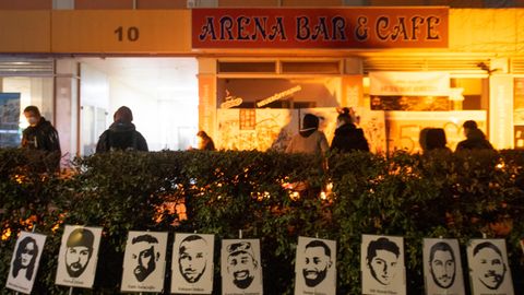 Fotos der Opfer erinnern Menschen am Tatort in Hanau-Kesselstadt