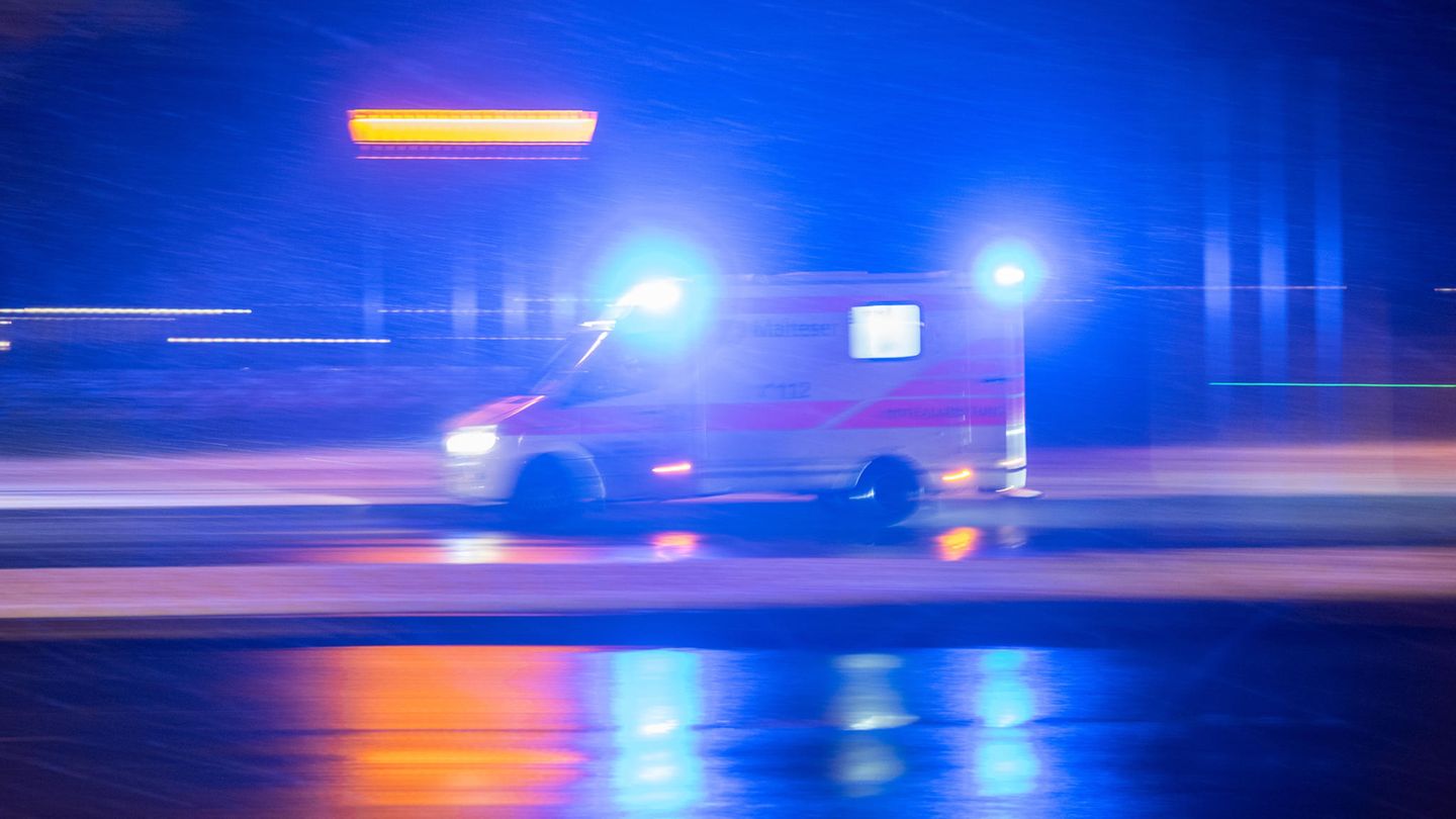 Ein Rettungswagen fährt mit Blaulicht