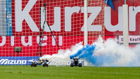 Fan-Proteste gegen DFL-Pläne: Beim Hansa Rostock gegen den Hamburger SV fuhren ferngesteuerte Autos über den Rasen