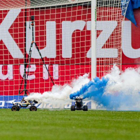 Fan-Proteste gegen DFL-Pläne: Beim Hansa Rostock gegen den Hamburger SV fuhren ferngesteuerte Autos über den Rasen