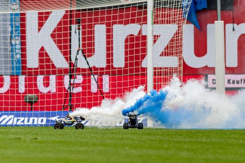 Fan-Proteste gegen DFL-Pläne: Beim Hansa Rostock gegen den Hamburger SV fuhren ferngesteuerte Autos über den Rasen