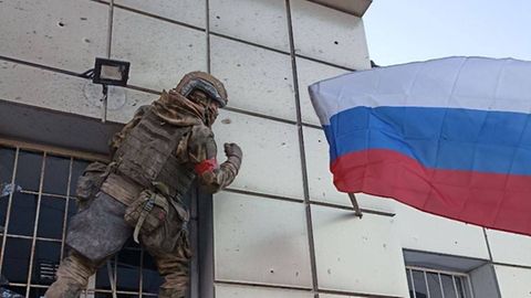 Die Russen hissen ihre Fahne an den zentralen Punkten der Stadt