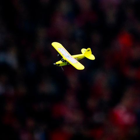 Unter anderem dieses ferngesteuerte Flugzeug sorgte für eine Unterbrechung der Bundesligapartie