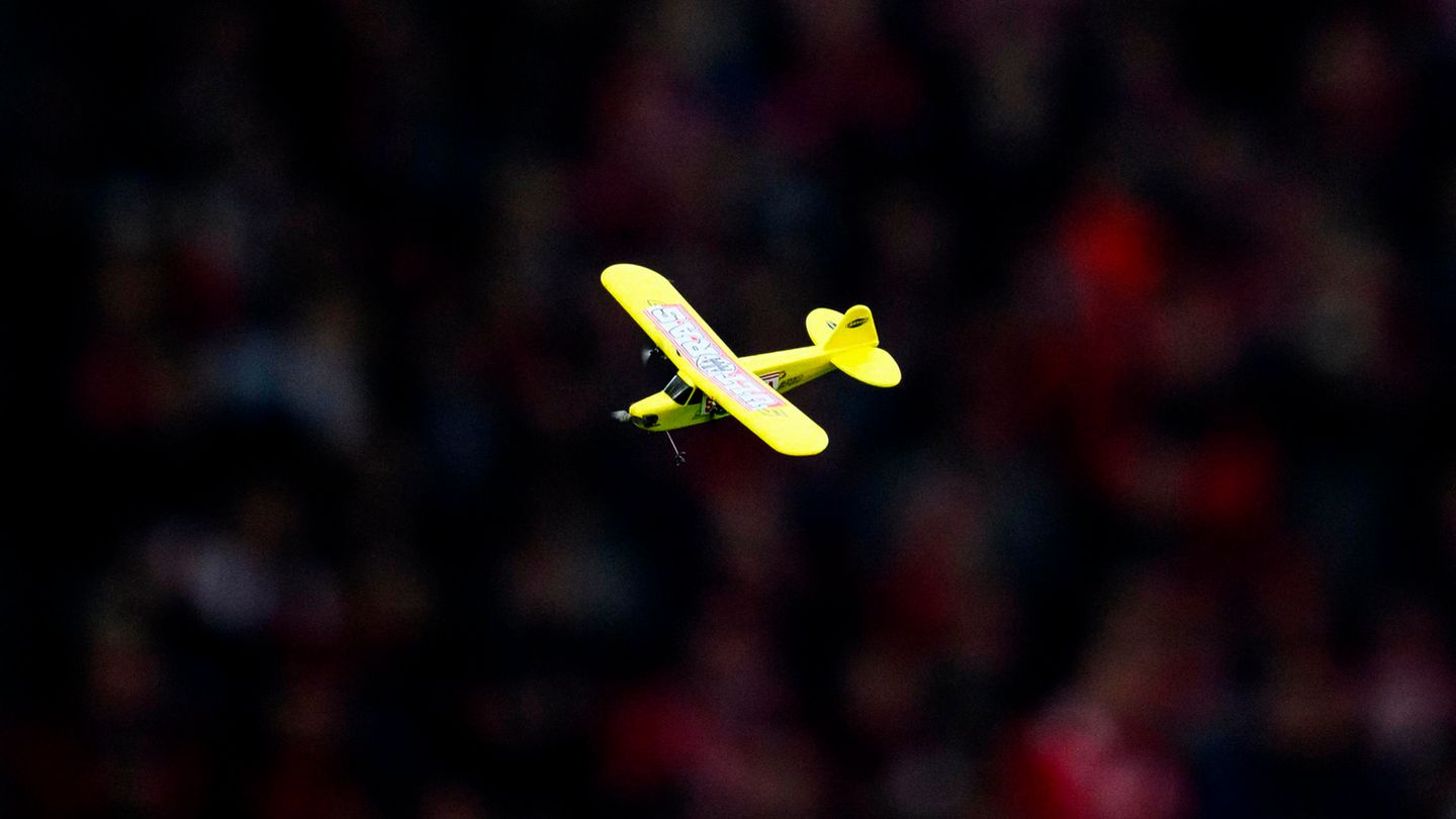 Bundesliga am Sonntag: Torflut bei Freiburg gegen Frankfurt – ferngesteuerte Flugzeuge sorgen für Spielunterbrechung