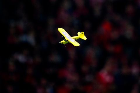 Unter anderem dieses ferngesteuerte Flugzeug sorgte für eine Unterbrechung der Bundesligapartie