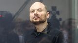 Im Gefängnis: Wladimir Kara-Mursa   Kara-Mursa hat von allen Oppositionellen, die im Gefolge des Angriffskriegs verhaftet worden sind, die drastischste Strafe erhalten. Der 42-Jährige wurde 2023 zu 25 Jahren Gefängnis verurteilt, die er in Isolation in einer sibirischen Strafkolonie verbüßt. Neben dem üblichen Vorwurf, er verbreite falsche Angaben über die russische Armee wird dem langjährigen Kremlgegner auch Hochverrat zur Last gelegt. Er hat gute Kontakte in Großbritannien und den USA, darunter zum Putin-kritischen Investor Bill Browder, der sich dafür einsetzte, russische Funktionäre mit Sanktionen zu belegen. Kara-Mursa war bereits mehrfach Opfer von Giftanschlägen, seine Gesundheit gilt als angeschlagen.