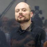 Im Gefängnis: Wladimir Kara-Mursa   Kara-Mursa hat von allen Oppositionellen, die im Gefolge des Angriffskriegs verhaftet worden sind, die drastischste Strafe erhalten. Der 42-Jährige wurde 2023 zu 25 Jahren Gefängnis verurteilt, die er in Isolation in einer sibirischen Strafkolonie verbüßt. Neben dem üblichen Vorwurf, er verbreite falsche Angaben über die russische Armee wird dem langjährigen Kremlgegner auch Hochverrat zur Last gelegt. Er hat gute Kontakte in Großbritannien und den USA, darunter zum Putin-kritischen Investor Bill Browder, der sich dafür einsetzte, russische Funktionäre mit Sanktionen zu belegen. Kara-Mursa war bereits mehrfach Opfer von Giftanschlägen, seine Gesundheit gilt als angeschlagen.