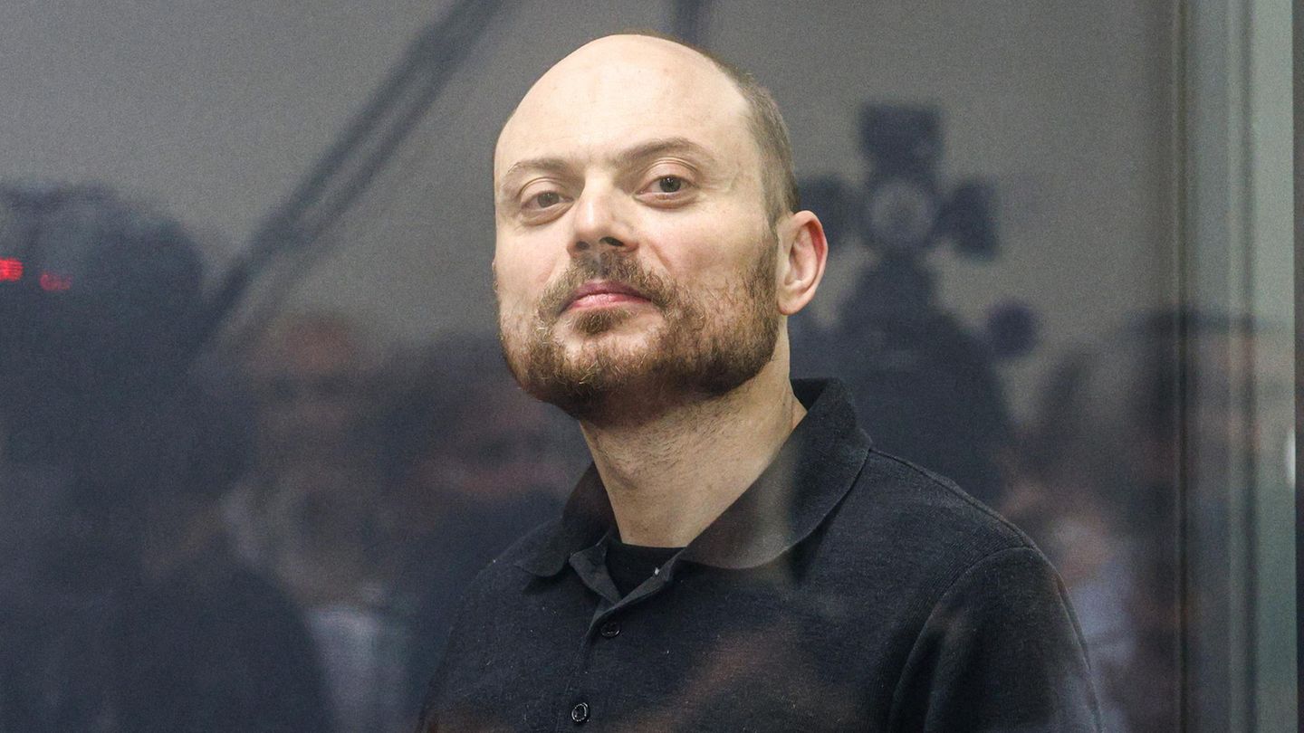 Opposition in Russland: Im Gefängnis: Wladimir Kara-Mursa Kara-Mursa hat von allen Oppositionellen, die im Gefolge des Angriffskriegs verhaftet worden sind, die drastischste Strafe erhalten. Der 42-Jährige wurde 2023 zu 25 Jahren Gefängnis verurteilt, die er in Isolation in einer sibirischen Strafkolonie verbüßt. Neben dem üblichen Vorwurf, er verbreite falsche Angaben über die russische Armee wird dem langjährigen Kremlgegner auch Hochverrat zur Last gelegt. Er hat gute Kontakte in Großbritannien und den USA, darunter zum Putin-kritischen Investor Bill Browder, der sich dafür einsetzte, russische Funktionäre mit Sanktionen zu belegen. Kara-Mursa war bereits mehrfach Opfer von Giftanschlägen, seine Gesundheit gilt als angeschlagen. Im Gefängnis: Wladimir Kara-Mursa Kara-Mursa hat von allen Oppositionellen, die im Gefolge des Angriffskriegs verhaftet worden sind, die drastischste Strafe erhalten. Der 42-Jährige wurde 2023 zu 25 Jahren Gefängnis verurteilt, die er in Isolation in einer sibirischen Strafkolonie verbüßt. Neben dem üblichen Vorwurf, er verbreite falsche Angaben über die russische Armee wird dem langjährigen Kremlgegner auch Hochverrat zur Last gelegt. Er hat gute Kontakte in Großbritannien und den USA, darunter zum Putin-kritischen Investor Bill Browder, der sich dafür einsetzte, russische Funktionäre mit Sanktionen zu belegen. Kara-Mursa war bereits mehrfach Opfer von Giftanschlägen, seine Gesundheit gilt als angeschlagen.