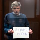Im Gefängnis: Alexej Gorinow   Gorinow gehört mit 62 Jahren zu den Veteranen der russischen Opposition. Ähnlich wie Ilja Jaschin war er in der Bürgerrechtsbewegung Solidarnost aktiv. Als Kommunalpolitiker wandte sich Gorinow entschieden gegen den Angriff auf die Ukraine und sprach ausdrücklich von "Krieg", eine Bezeichnung, die nach russischem Recht verboten ist. Aufmerksamkeit erregte sein Brief an den orthodoxen Patriarchen von Moskau, dem er vorwarf, als Unterstützer des Krieges christliche Prinzipien zu verraten. Im Sommer 2022 wurde Gorinow zu sieben Jahren Gefängnis verurteilt; eine Strafe, die im Nachhinein leicht reduziert wurde.  