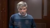 Im Gefängnis: Alexej Gorinow   Gorinow gehört mit 62 Jahren zu den Veteranen der russischen Opposition. Ähnlich wie Ilja Jaschin war er in der Bürgerrechtsbewegung Solidarnost aktiv. Als Kommunalpolitiker wandte sich Gorinow entschieden gegen den Angriff auf die Ukraine und sprach ausdrücklich von "Krieg", eine Bezeichnung, die nach russischem Recht verboten ist. Aufmerksamkeit erregte sein Brief an den orthodoxen Patriarchen von Moskau, dem er vorwarf, als Unterstützer des Krieges christliche Prinzipien zu verraten. Im Sommer 2022 wurde Gorinow zu sieben Jahren Gefängnis verurteilt; eine Strafe, die im Nachhinein leicht reduziert wurde.  