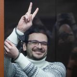 Im Gefängnis: Ilja Jaschin  Der 40-Jährige ist einer der erfahrensten und am besten vernetzten Aktivisten der russischen Opposition. Der gebürtige Moskauer ist schon seit Anfang der 2000er-Jahre in verschiedenen Anti-Kreml-Parteien und Widerstandsbewegungen aktiv. Während der Protestbewegung nach der Parlamentswahl 2011 hatte Jaschin eine viel beachtete Beziehung mit der Moskauer Party-Königin Xenia Sobtschak, die sich der Opposition zugewandt hatte. Jaschin äußerte heftige Kritik am Angriff auf die Ukraine, wofür er 2022 festgenommen wurde. Das Urteil: achteinhalb Jahre Gefängnis für das Verbreiten angeblich "falscher Informationen" über die russischen Streitkräfte. 