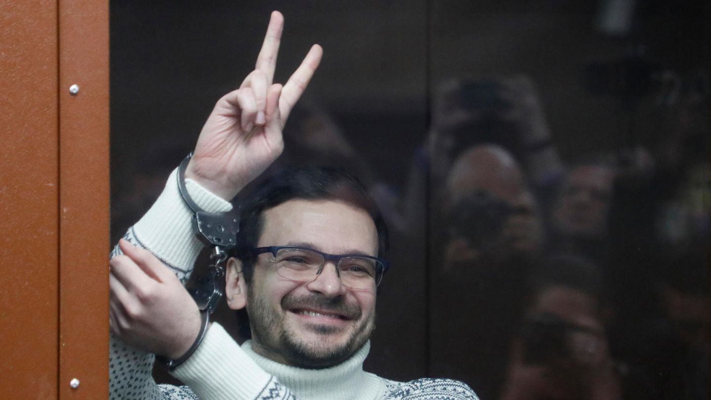 Opposition in Russland: Im Gefängnis: Ilja Jaschin Der 40-Jährige ist einer der erfahrensten und am besten vernetzten Aktivisten der russischen Opposition. Der gebürtige Moskauer ist schon seit Anfang der 2000er-Jahre in verschiedenen Anti-Kreml-Parteien und Widerstandsbewegungen aktiv. Während der Protestbewegung nach der Parlamentswahl 2011 hatte Jaschin eine viel beachtete Beziehung mit der Moskauer Party-Königin Xenia Sobtschak, die sich der Opposition zugewandt hatte. Jaschin äußerte heftige Kritik am Angriff auf die Ukraine, wofür er 2022 festgenommen wurde. Das Urteil: achteinhalb Jahre Gefängnis für das Verbreiten angeblich "falscher Informationen" über die russischen Streitkräfte. Im Gefängnis: Ilja Jaschin Der 40-Jährige ist einer der erfahrensten und am besten vernetzten Aktivisten der russischen Opposition. Der gebürtige Moskauer ist schon seit Anfang der 2000er-Jahre in verschiedenen Anti-Kreml-Parteien und Widerstandsbewegungen aktiv. Während der Protestbewegung nach der Parlamentswahl 2011 hatte Jaschin eine viel beachtete Beziehung mit der Moskauer Party-Königin Xenia Sobtschak, die sich der Opposition zugewandt hatte. Jaschin äußerte heftige Kritik am Angriff auf die Ukraine, wofür er 2022 festgenommen wurde. Das Urteil: achteinhalb Jahre Gefängnis für das Verbreiten angeblich "falscher Informationen" über die russischen Streitkräfte.