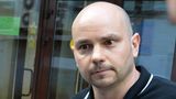 Im Gefängnis: Andrej Piwowarow   Piwowarow wurde bereits vor dem russischen Angriffskrieg zu einer Gefängnisstrafe verurteilt. Der 42-Jährige arbeitete in Russland für die vom einstigen Ölunternehmer Michail Chodorkowski gegründete Nichtregierungsorganisation "Offenes Russland" und leitete ihre Aktivitäten. Die Vereinigung setzte sich für Demokratie, Menschenrechte und eine stärkere Zivilgesellschaft in Russland ein und wurde 2017 von den Behörden als "unerwünschte Organisation" verboten. Piwowarow wurde kurz vor einer geplanten Reise in die EU festgenommen und sitzt derzeit eine vierjährige Haftstrafe ab.