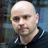 Im Gefängnis: Andrej Piwowarow   Piwowarow wurde bereits vor dem russischen Angriffskrieg zu einer Gefängnisstrafe verurteilt. Der 42-Jährige arbeitete in Russland für die vom einstigen Ölunternehmer Michail Chodorkowski gegründete Nichtregierungsorganisation "Offenes Russland" und leitete ihre Aktivitäten. Die Vereinigung setzte sich für Demokratie, Menschenrechte und eine stärkere Zivilgesellschaft in Russland ein und wurde 2017 von den Behörden als "unerwünschte Organisation" verboten. Piwowarow wurde kurz vor einer geplanten Reise in die EU festgenommen und sitzt derzeit eine vierjährige Haftstrafe ab.