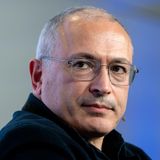 Im Exil: Michail Chodorkowski   Er galt als der reichste aller Oligarchen, jener Riege von Geschäftsleuten, die in den 90er-Jahren einen Teil der russischen Industrie unter sich aufteilten und damit Reichtum und Einfluss gewannen. Chodorkowski, der u.a. den Ölkonzern Yukos aufgebaut hatte, wandte sich jedoch bald gegen Präsident Putin, finanzierte oppositionelle Parteien und baute eine Stiftung auf, die Bürgerrechte und Demokratie fördern sollte. Im Oktober 2003 wurde Chodorkowski wegen Betrugs und Steuerhinterziehung festgenommen. Es folgten Prozesse und Verurteilungen zu zunächst neun und dann weiteren sechs Jahren Haft. 2013 wurde der Inhaftierte vorzeitig freigelassen und reiste nach Deutschland aus. Der 60-Jährige lebt seitdem in London und veröffentlicht regelmäßig Artikel und Bücher, in denen er das Regime Putins kritisiert. 