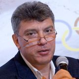 Tot: Boris Nemzow   Unter allen Oppositionspolitikern, die dem Regime von Wladimir Putin bisher zum Opfer gefallen sind, war Nemzow der prominenteste. Der studierte Physiker war Anfang der 90er-Jahre Gouverneur des Gebietes Nischni Nowgorod und etablierte sich dort als liberaler und tatkräftiger Amtsträger. Nemzow galt als Charismatiker mit einem guten Zugang zu den Menschen. Er rückte unter dem damaligen Präsidenten Boris Jelzin bis ins Amt des Vizepremiers auf und wurde lange Zeit als möglicher Nachfolger Jelzins gehandelt. Nachdem Wladimir Putin Präsident geworden war, begann Nemzow, sich in der Opposition zu engagieren und wandelte sich zu einem führenden Kritiker der russischen Regierung. Im Februar 2015 wurde Nemzow im Alter von 55 Jahren auf einer Brücke unweit des Kremls erschossen. Als Täter wurden im Gefolge der Ermittlungen fünf Männer aus der Kaukasusrepublik Tschetschenien verurteilt. 