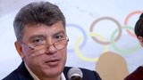 Tot: Boris Nemzow   Unter allen Oppositionspolitikern, die dem Regime von Wladimir Putin bisher zum Opfer gefallen sind, war Nemzow der prominenteste. Der studierte Physiker war Anfang der 90er-Jahre Gouverneur des Gebietes Nischni Nowgorod und etablierte sich dort als liberaler und tatkräftiger Amtsträger. Nemzow galt als Charismatiker mit einem guten Zugang zu den Menschen. Er rückte unter dem damaligen Präsidenten Boris Jelzin bis ins Amt des Vizepremiers auf und wurde lange Zeit als möglicher Nachfolger Jelzins gehandelt. Nachdem Wladimir Putin Präsident geworden war, begann Nemzow, sich in der Opposition zu engagieren und wandelte sich zu einem führenden Kritiker der russischen Regierung. Im Februar 2015 wurde Nemzow im Alter von 55 Jahren auf einer Brücke unweit des Kremls erschossen. Als Täter wurden im Gefolge der Ermittlungen fünf Männer aus der Kaukasusrepublik Tschetschenien verurteilt. 