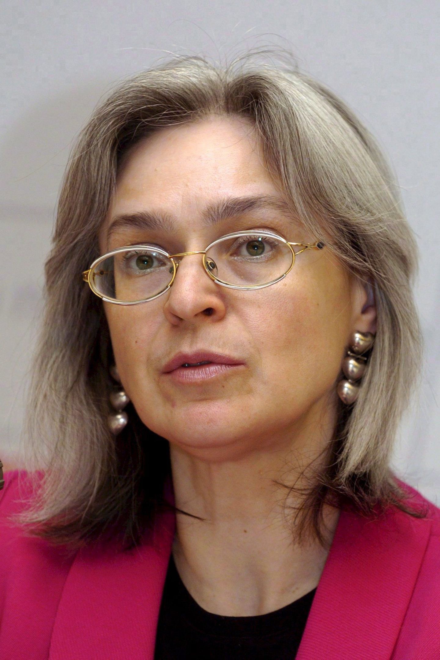 Opposition in Russland: Tot: Anna Politkowskaja Die Reporterin arbeitete für die regierungskritische Zeitung "Nowaja Gaseta" und recherchierte vor allem zu Menschenrechtsverletzungen in der Kaukasusrepublik Tschetschenien. Sie schrieb mehrere Bücher, die auch im westlichen Ausland stark wahrgenommen wurden, darunter auch ein Werk, das sich mit dem Regierungsstil von Wladimir Putin beschäftigte und die Verstrickung der Geheimdienste in illegale Aktivitäten beschrieb. Politkowskaja war immer wieder Opfer von Anschlägen und Einschüchterungsversuchen. Im Oktober 2006 wurde die 48-Jährige im Fahrstuhl ihres Wohnhauses erschossen. Nach jahrelangen Ermittlungen verurteilte ein Gericht fünf Männer aus dem Kaukasus für die Planung und Ausführung des Mordes. Die Hintergründe gelten als nicht aufgeklärt. Tot: Anna Politkowskaja Die Reporterin arbeitete für die regierungskritische Zeitung "Nowaja Gaseta" und recherchierte vor allem zu Menschenrechtsverletzungen in der Kaukasusrepublik Tschetschenien. Sie schrieb mehrere Bücher, die auch im westlichen Ausland stark wahrgenommen wurden, darunter auch ein Werk, das sich mit dem Regierungsstil von Wladimir Putin beschäftigte und die Verstrickung der Geheimdienste in illegale Aktivitäten beschrieb. Politkowskaja war immer wieder Opfer von Anschlägen und Einschüchterungsversuchen. Im Oktober 2006 wurde die 48-Jährige im Fahrstuhl ihres Wohnhauses erschossen. Nach jahrelangen Ermittlungen verurteilte ein Gericht fünf Männer aus dem Kaukasus für die Planung und Ausführung des Mordes. Die Hintergründe gelten als nicht aufgeklärt.
