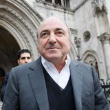 Tot: Boris Beresowski   Beresowski machte in der Phase der Privatisierung Anfang der 90er-Jahre ein Milliardenvermögen und stieg in den Kreis der wichtigsten Oligarchen auf – Wirtschaftsmagnaten, die ihre Macht auch nutzen, um politischen Einfluss zu nehmen. Er galt als Wegbereiter für den Aufstieg Putins. Nach dessen Wahl zum Präsidenten allerdings überwarf sich der kurzzeitige Duma-Abgeordnete mit Putin. Im Jahr 2000 floh Beresowski vor Ermittlungen der Behörden nach Großbritannien. Ein Teil seiner Unternehmen in Russland wurden daraufhin aufgelöst und an den Staat oder konkurrierende Geschäftsleute übertragen. Im März 2013 fand ein Angestellter den 67-Jährigen tot in dessen Haus auf. Auch wenn die Anzeichen auf Selbsttötung hindeuten, gilt die Todesursache als unklar. 