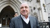 Tot: Boris Beresowski   Beresowski machte in der Phase der Privatisierung Anfang der 90er-Jahre ein Milliardenvermögen und stieg in den Kreis der wichtigsten Oligarchen auf – Wirtschaftsmagnaten, die ihre Macht auch nutzen, um politischen Einfluss zu nehmen. Er galt als Wegbereiter für den Aufstieg Putins. Nach dessen Wahl zum Präsidenten allerdings überwarf sich der kurzzeitige Duma-Abgeordnete mit Putin. Im Jahr 2000 floh Beresowski vor Ermittlungen der Behörden nach Großbritannien. Ein Teil seiner Unternehmen in Russland wurden daraufhin aufgelöst und an den Staat oder konkurrierende Geschäftsleute übertragen. Im März 2013 fand ein Angestellter den 67-Jährigen tot in dessen Haus auf. Auch wenn die Anzeichen auf Selbsttötung hindeuten, gilt die Todesursache als unklar. 
