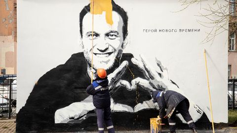 Städtische Arbeiter übermalen ein Graffiti mit dem Konterfei des russischen Oppositionellen Nawalny. Daneben steht "Held unserer Zeit" – für Putin-Gegner war Nawalnyj eine Leitfigur, für Regimeanhänger der ewige Störenfried, den es zu beseitigen galt.