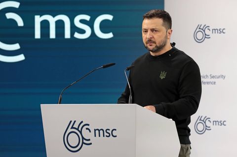 Ukraines Präsident Wolodymyr Selenskyj steht an einem Rednerpult der Münchner Sicherheitskonferenz