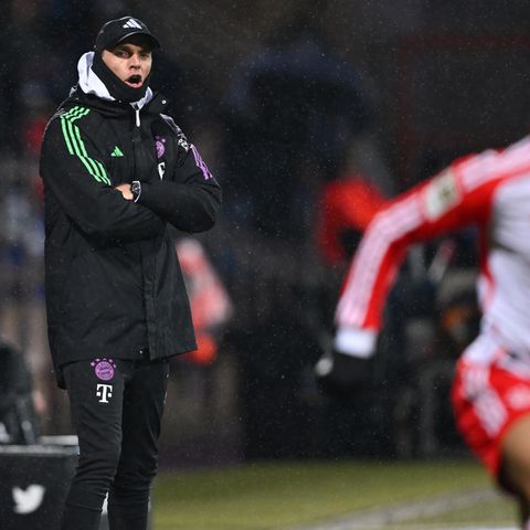 Trainer Thomas Tuchel steht am Spielfeldrand
