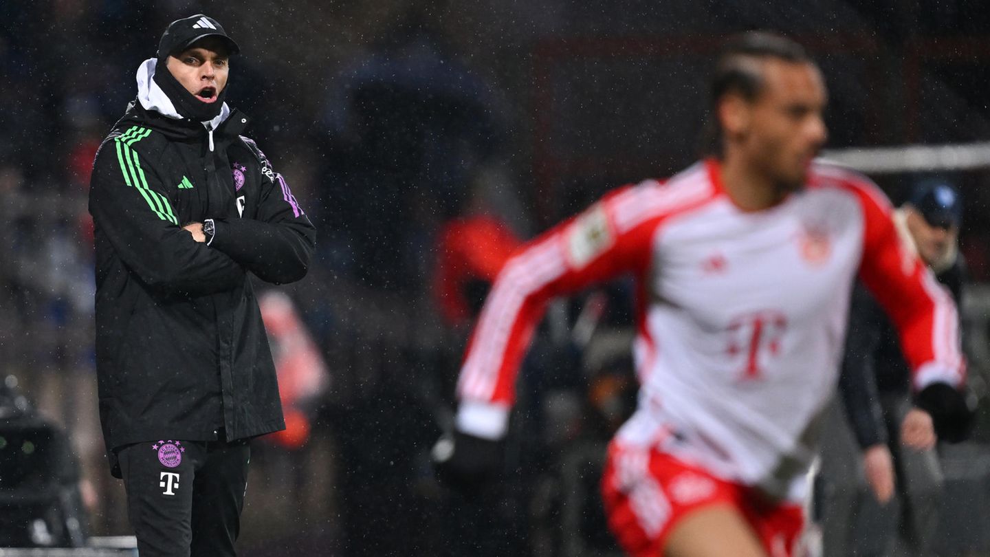 Trainer Thomas Tuchel steht am Spielfeldrand