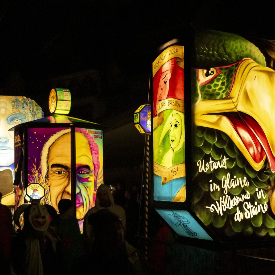 Basel, Schweiz: Im Nordwesten des Landes ist der Karneval nichts für Normalschläfer: Bereits um 4 Uhr beginnt der Morgestraich, bei dem die Fasnachtscliquen mit Laternen durch die Strassen der Stadt ziehen.