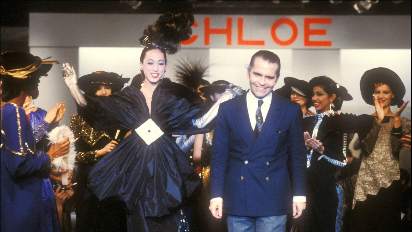 Erst Chloé, dann Chanel: Zweimal arbeitete Lagerfeld für die berühmte Pariser Marke, einst gegründet von Gaby Aghion. Von 1963 bis 1978 arbeitete er dort als Chefdesigner, 1992 kehrte er noch einmal zurück. Als er 1997 durch Stella McCartney, die Tochter des Beatles-Sängers Paul McCartney, ersetzte wurde, lästerte er in einem Interview mit dem Branchendienst Women's Wear Daily: "Ich finde, sie hätten einen größeren Namen wählen können. Sie haben zwar einen – allerdings aus der Musik, nicht aus der Mode. Hoffen wir, dass sie so begnadet ist wie ihr Vater."   