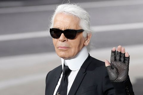 Karl Lagerfeld winkend, bekleidet im schwarzen Anzug