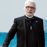 Von Krankheit gezeichnet: Im Oktober 2018 zeigt sich Lagerfeld noch einmal auf dem Laufsteg. Er stirbt nur Monate später, am 19. Februar 2019, an den Folgen eines Krebsleidens. Seine Nachfolge hatte er zu dem Zeitpunkt längst geklärt: Seine langjährige Mitarbeiterin Viriginie Viard sollte die Kreativleitung von Chanel übernehmen. Bis heute leitet sie die Pariser Luxusmarke erfolgreich. 