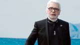 Von Krankheit gezeichnet: Im Oktober 2018 zeigt sich Lagerfeld noch einmal auf dem Laufsteg. Er stirbt nur Monate später, am 19. Februar 2019, an den Folgen eines Krebsleidens. Seine Nachfolge hatte er zu dem Zeitpunkt längst geklärt: Seine langjährige Mitarbeiterin Viriginie Viard sollte die Kreativleitung von Chanel übernehmen. Bis heute leitet sie die Pariser Luxusmarke erfolgreich. 