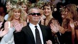 Lagerfeld auf dem Laufsteg, umringt von Models, 1993