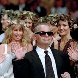 Lagerfeld auf dem Laufsteg, umringt von Models, 1993