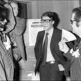 Einst Freunde, dann Feinde: Yves Saint Laurent (Mitte) lernte Karl Lagerfeld (rechts) bereits Mitte der Fünfzigerjahre kennen, als beide am Woolmark Company Prize teilnahmen. Die Pariser Designer jener Zeit kannten sich gut, so auch Lagerfeld und Saint Laurent. Der Grund für ihr Zerwürfnis: Jacques de Bascher, Lagerfelds Partner, soll eine Affäre mit Saint Laurent gehabt haben. Es war das Ende ihrer Freundschaft. 