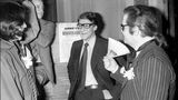 Einst Freunde, dann Feinde: Yves Saint Laurent (Mitte) lernte Karl Lagerfeld (rechts) bereits Mitte der Fünfzigerjahre kennen, als beide am Woolmark Company Prize teilnahmen. Die Pariser Designer jener Zeit kannten sich gut, so auch Lagerfeld und Saint Laurent. Der Grund für ihr Zerwürfnis: Jacques de Bascher, Lagerfelds Partner, soll eine Affäre mit Saint Laurent gehabt haben. Es war das Ende ihrer Freundschaft. 
