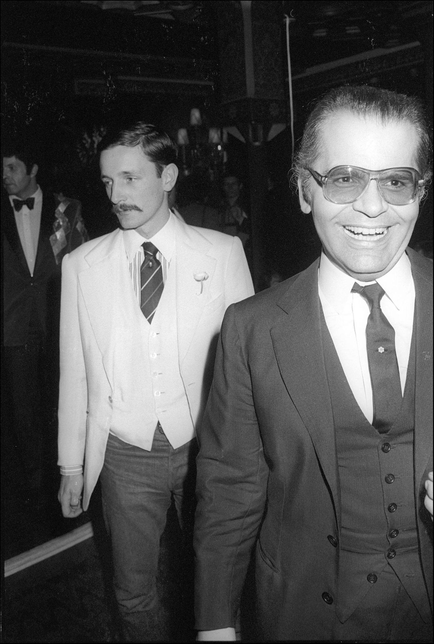 Er war seine große Liebe: Karl Lagerfeld lernte Jacques de Bascher 1972 kennen, sie waren fast 18 Jahre lang ein Paar. "Er war der eleganteste Franzose, den ich kenne", sagte der Modemacher einst über seinen Partner. Doch die beiden verband vor allem eine platonische Liebe, Sex sollen sie nie gehabt haben. De Bascher starb 1989 an Aids. Danach sah man nie wieder einen Lebenspartner an Lagerfelds Seite.