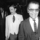 Er war seine große Liebe: Karl Lagerfeld lernte Jacques de Bascher 1972 kennen, sie waren fast 18 Jahre lang ein Paar. "Er war der eleganteste Franzose, den ich kenne", sagte der Modemacher einst über seinen Partner. Doch die beiden verband vor allem eine platonische Liebe, Sex sollen sie nie gehabt haben. De Bascher starb 1989 an Aids. Danach sah man nie wieder einen Lebenspartner an Lagerfelds Seite.