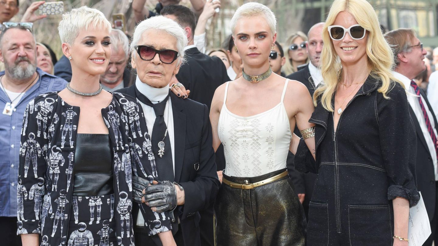 Karl Lagerfeld umringt von US-Sängerin Katy Perry (l.), sowie den Models Cara Delevigne (M.) und Claudia Schiffer (r.)
