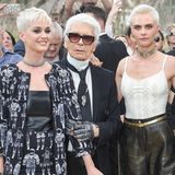 Karl Lagerfeld umringt von US-Sängerin Katy Perry (l.), sowie den Models Cara Delevigne (M.) und Claudia Schiffer (r.)